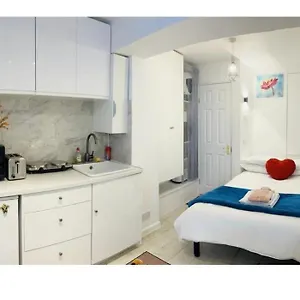  Apartment Haven - Walk To Beach, Train Station & Center